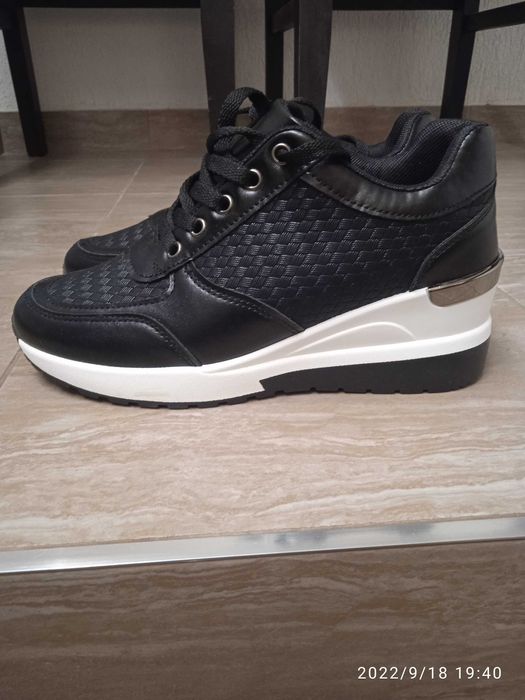 Нови спортни обувки