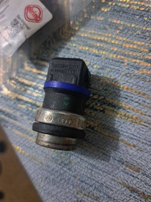 Продам датчик температуры на Ауди А8 д2 2.8ААН