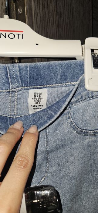 H&M Blugi slim fit cu model Fete!