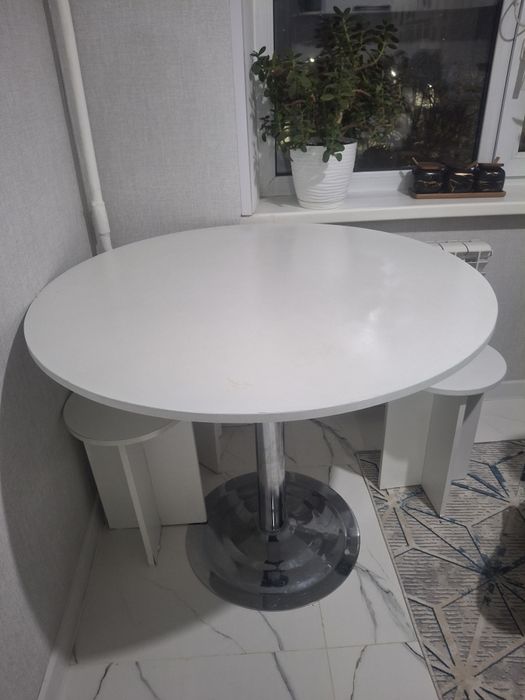 Стол со стульями