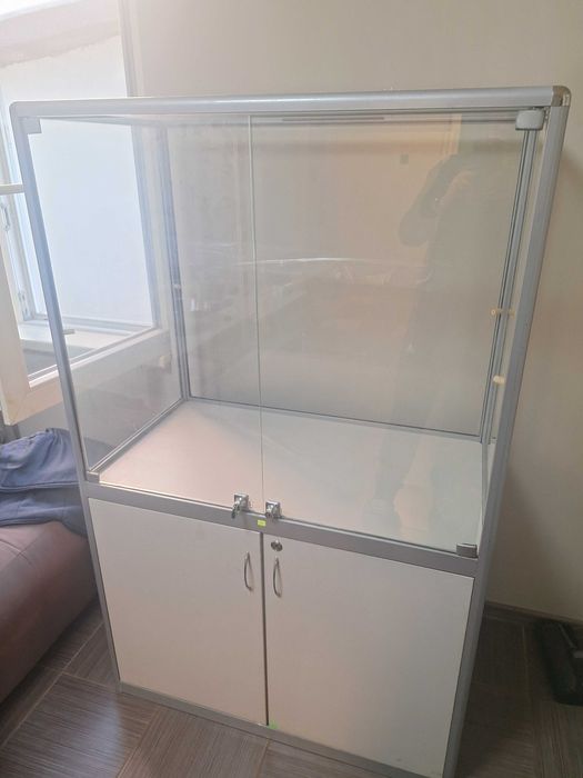 Стъклена витрина