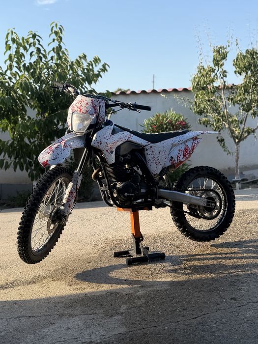 Продавам кросов мотор 250 кубика