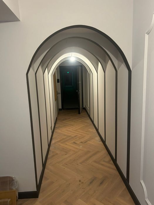 Amenajări decorațiuni interioare premium cu baghete si riflaje de lemn