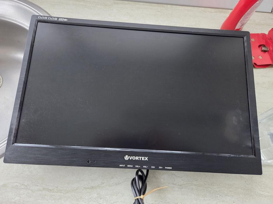 Tv Vortex de pus pe perete