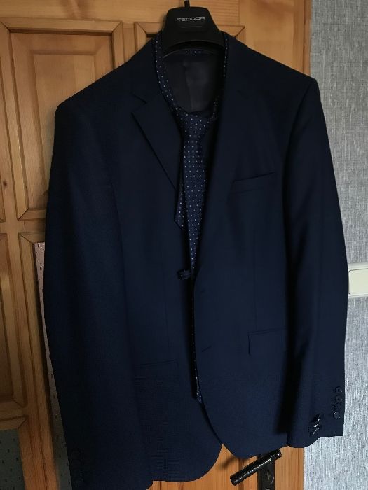 Официален костюм