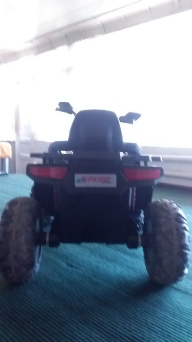 Bolalar uchun tort gildirakli elekt mashina.