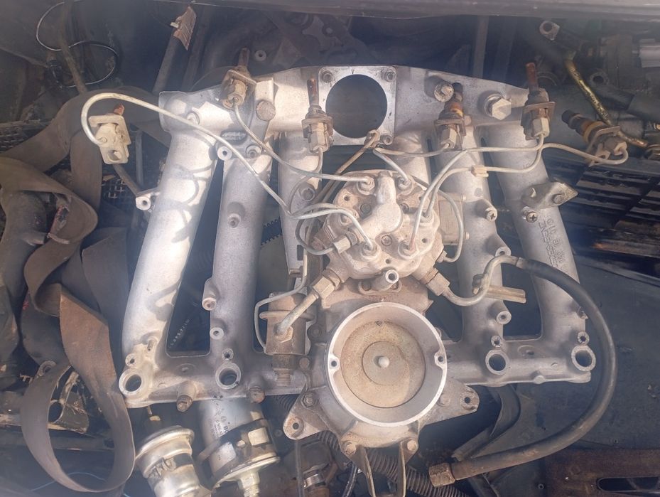 Впускной коллектор в сборе с моно впрыском