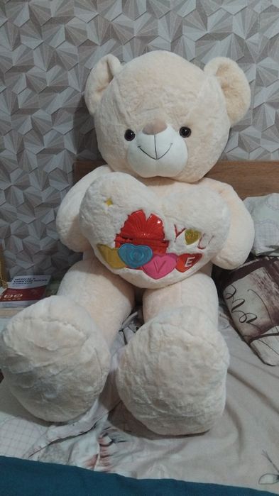 Большой, плюшевый медведь!