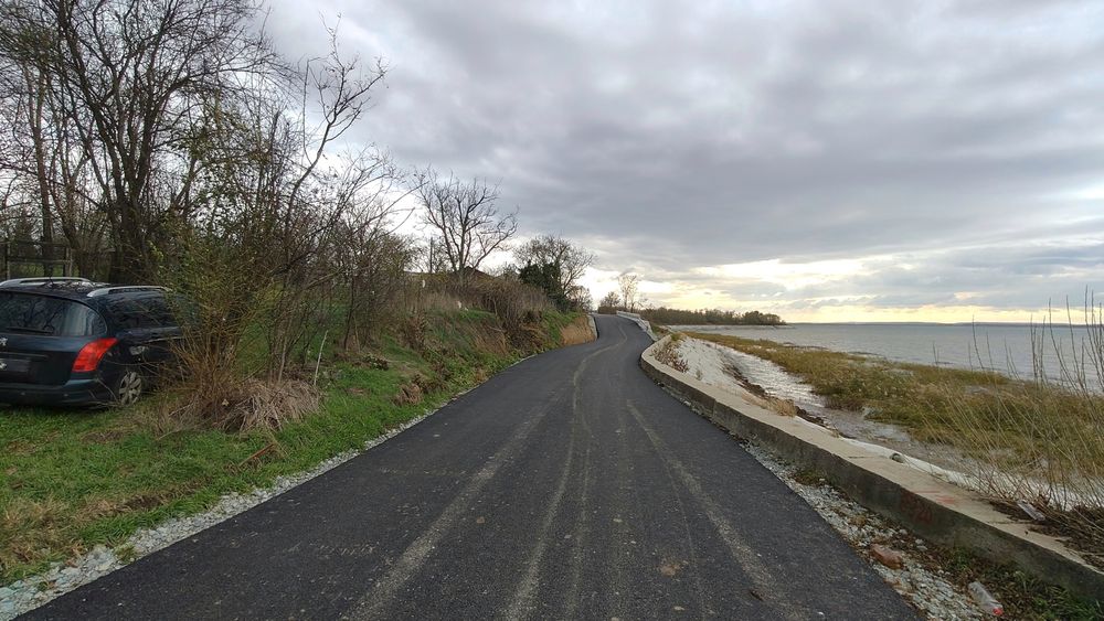 Teren superb 2850 mp cu casă bătrânească pe malul lacului cu panoramă de vis