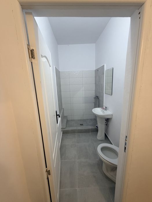 Inchiriez casa-spatiu comercial