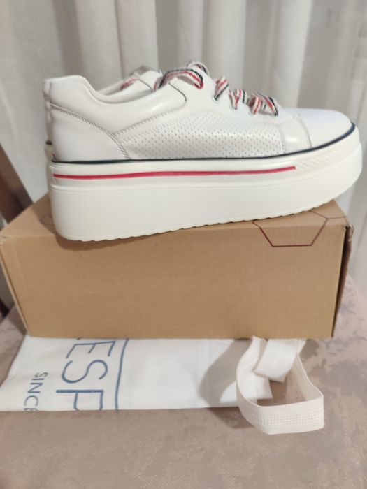 Продам кроссовки (кожа)