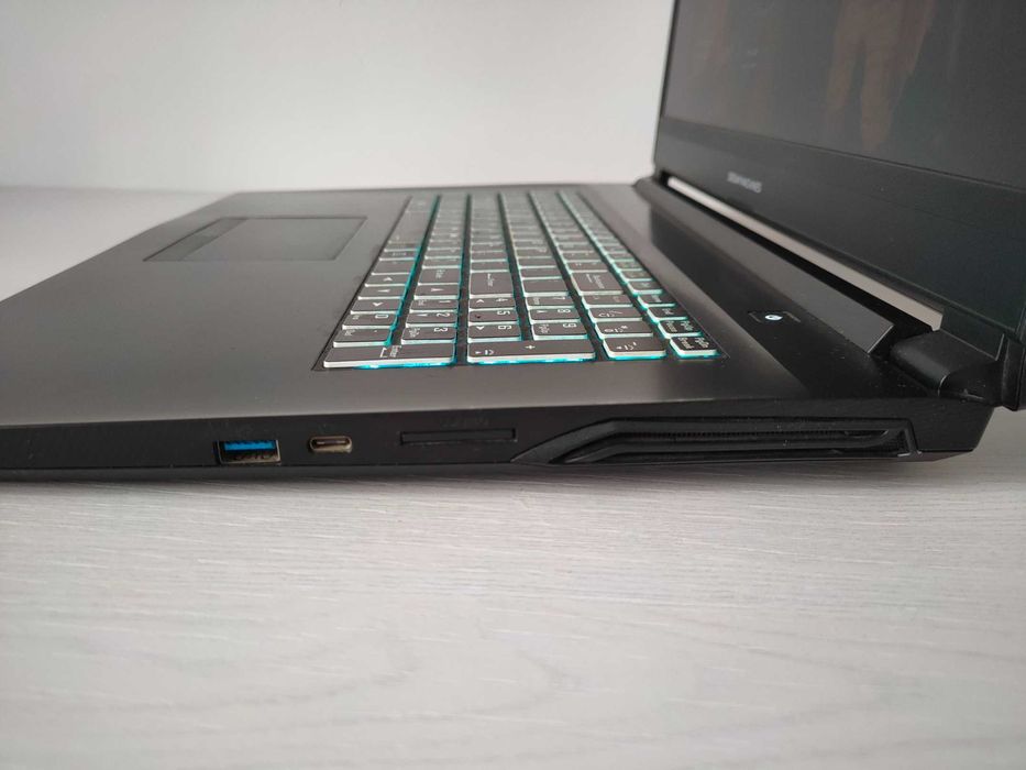 Laptop Clevo Dream Machines 17.3" i7-9750H, GTX 1050 3GB, SSD 1TB