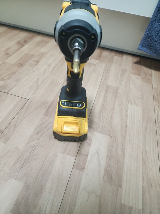 Шуруповерт DeWalt