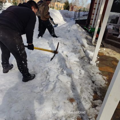 Чистка снега в ручную.