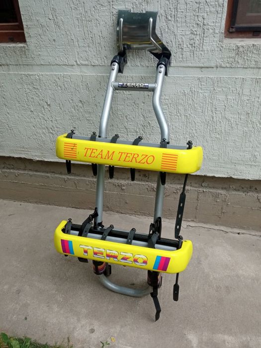 Крепления для лыж и удочек.