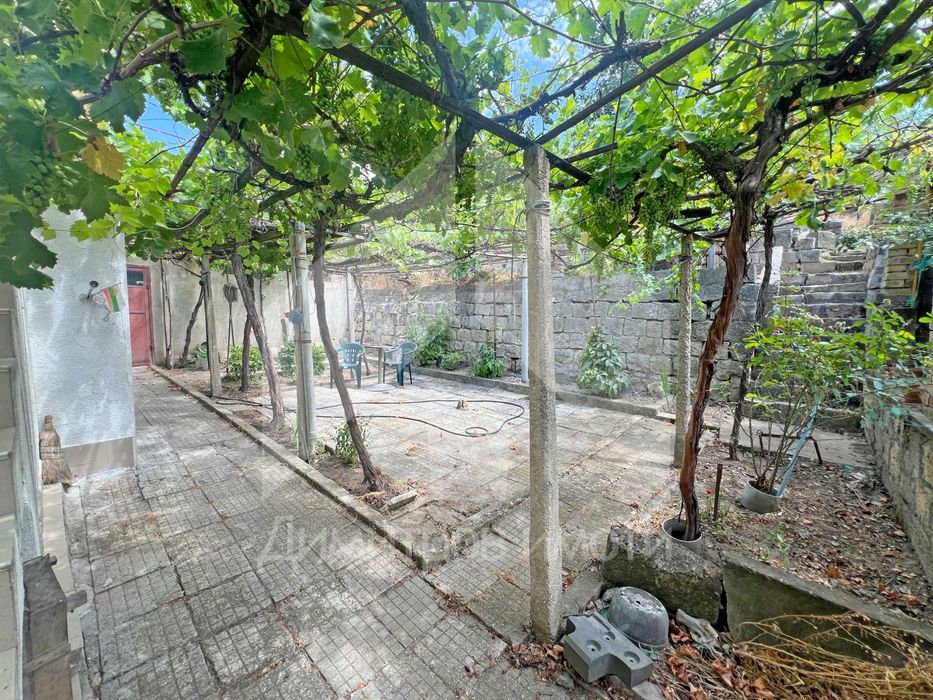 Продава самостоятелна двуетажна къща с двор от 600 м2 и ГАРАЖ. Център!