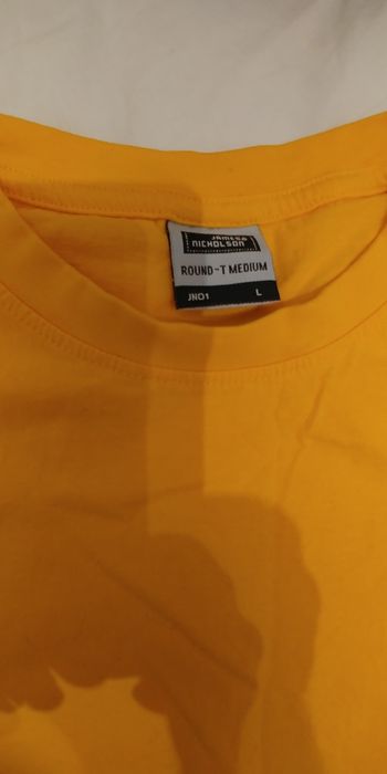 Памучна тениска с оранжев цвят.