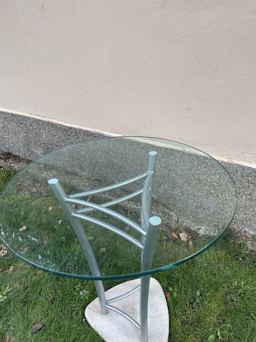 Кръгла стъклена маса с мраморна стойка