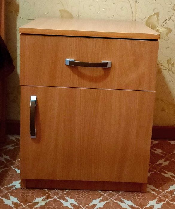 Продам тумбу под телевизор,   б/у.