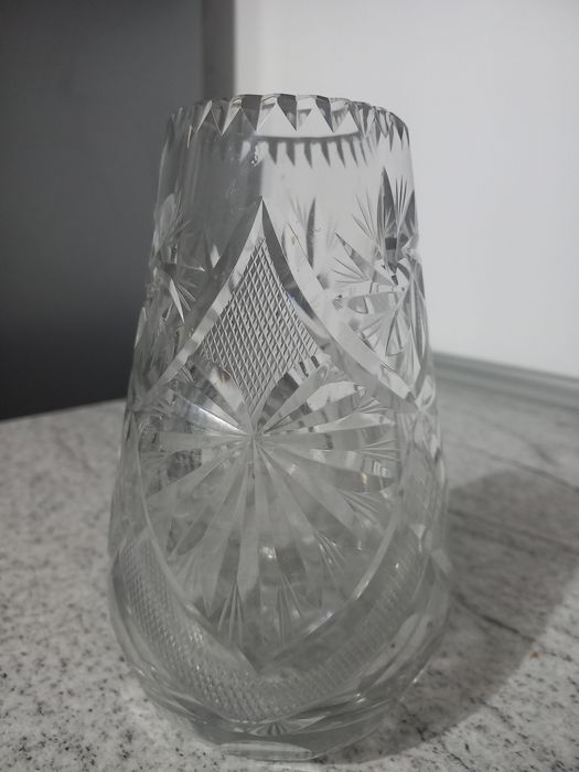Vaza din cristal autentic. Inaltimea 18 cm deschidere 7 cm
Dimensiune: