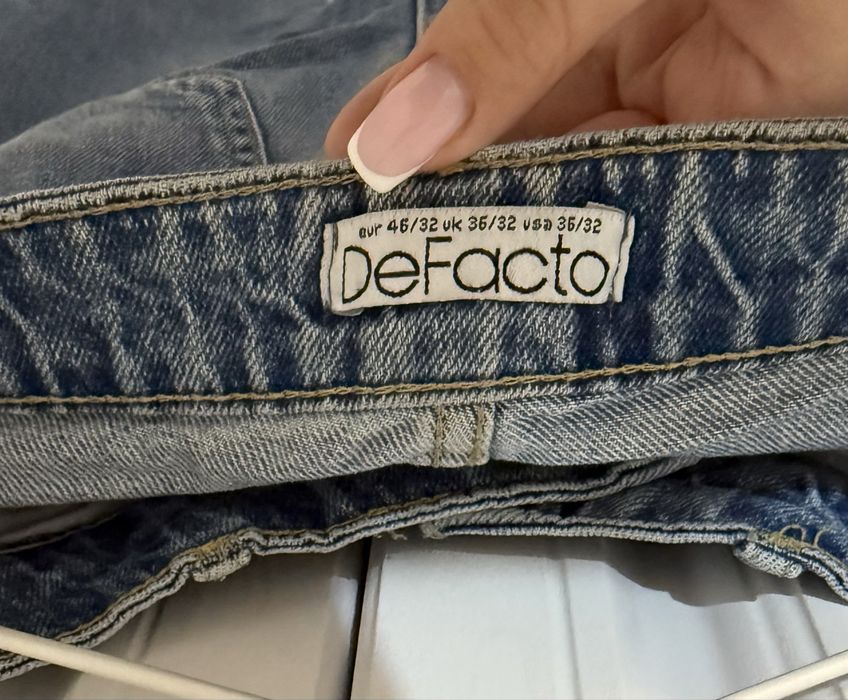 Светло-синие джинсы от DeFacto