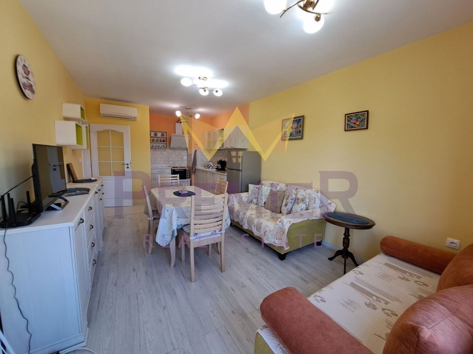 Дава се под наем Двустаен апартамент в к.к. Св.Св. Константин и Елена - 50 кв.м за 650 € - Снимка #1