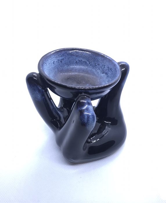 Подсвечник в виде руки.