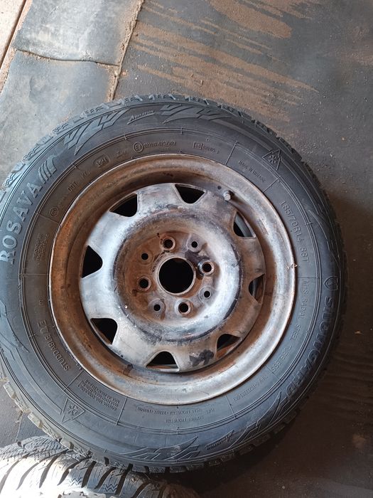 Продам зимнюю резину.