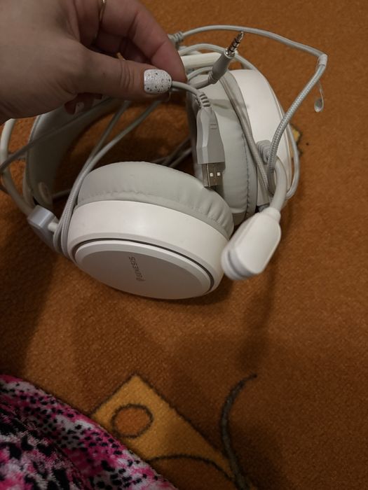 Слушалки ,3D очила и клавиатура