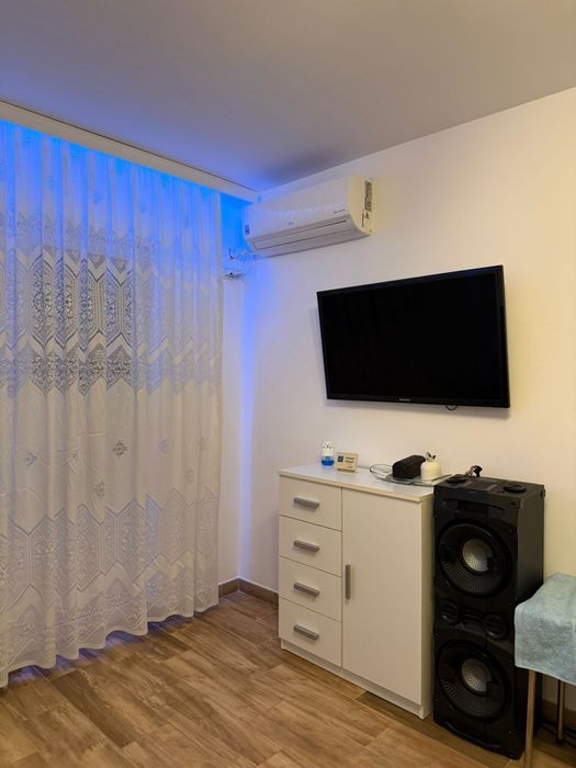 Închiriez apartament.