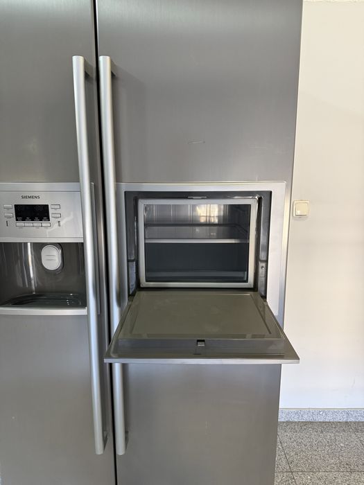 SIEMENS Side-by-Side хладилник с ледогенератор, диспенсър за вода и No Frost – инокс