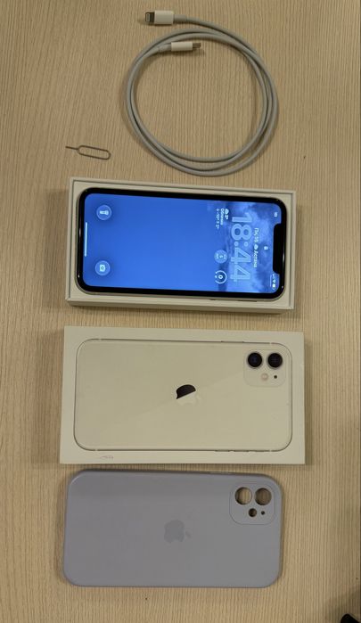 Iphone 11 белый с коробкой чехлом и шнуром