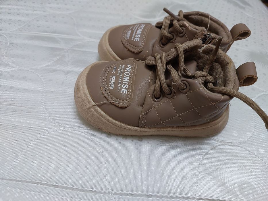 Продам детскую обувь