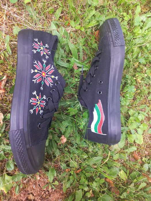 Ръчно рисувани кецове-българка