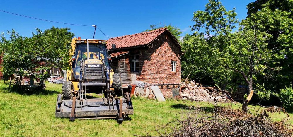 Събаряне на стари сгради. Услуги с комбиниран багер и самосвали.Перник