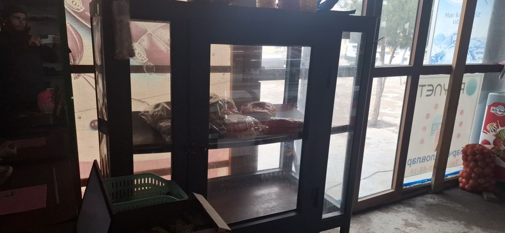 Xaladelnik va jixozlar sotiladi