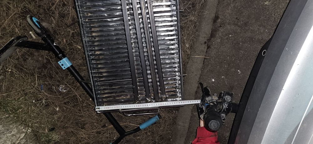 Grătar din tablă de 6  mare cu picioare detașabile si gril pe 2 nivele