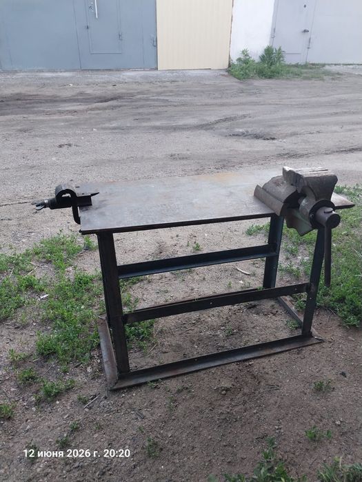 Продам тиски ср столом.