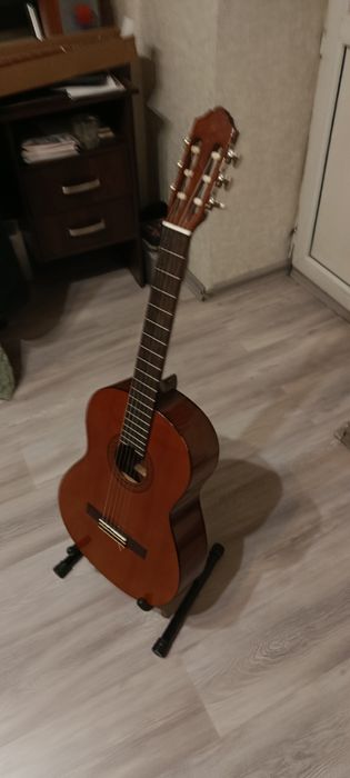 Продам гитару Yamaha c40.