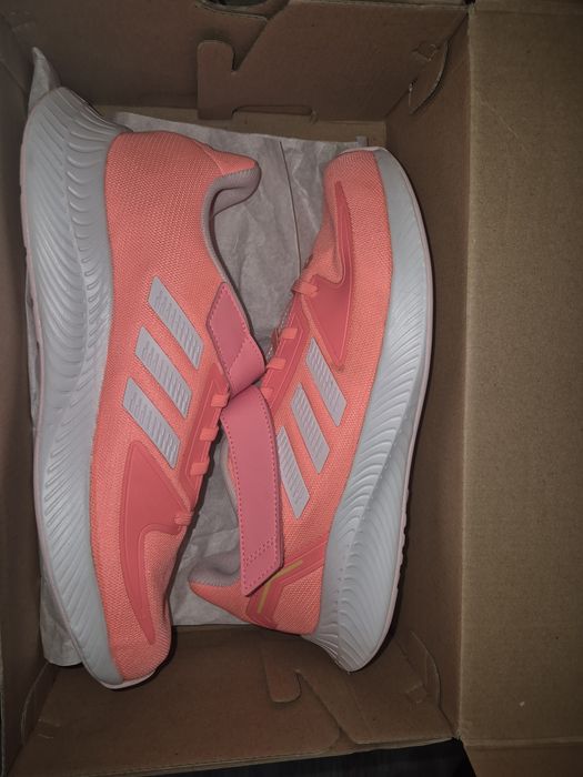 Чисто нови маратонки Adidas