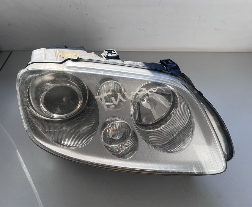 Far dreapta VW Touran xenon