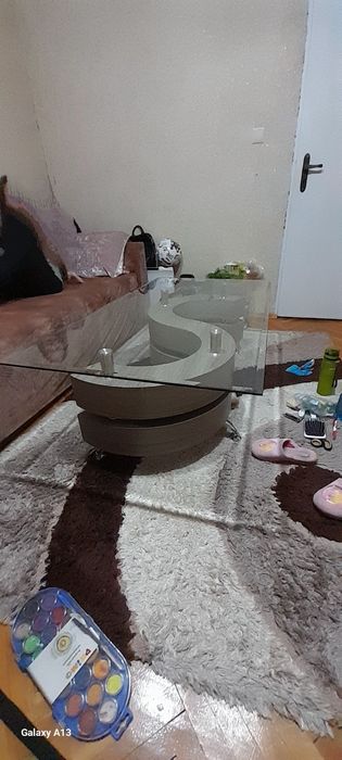 Холна маса със стъклено покритие