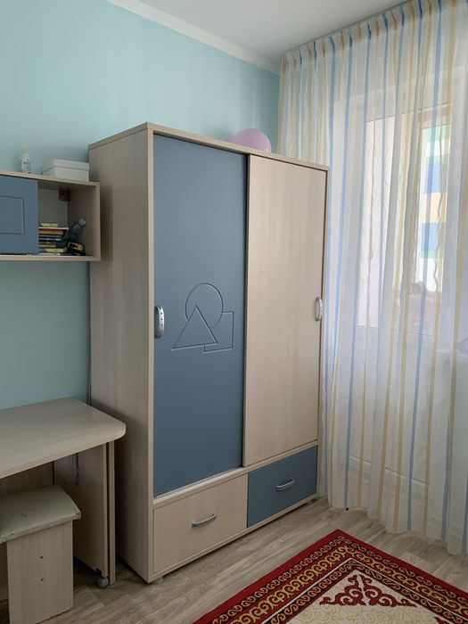 парта для двоих и шкаф , тумба для книг