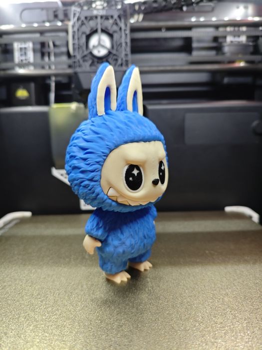 Labubu фигурка – 13 см

3D принтирана и ръчно боядисана фигурка на