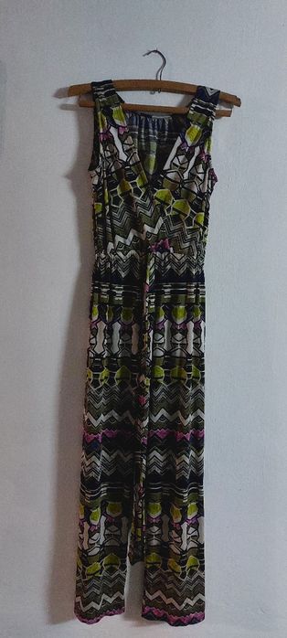 Trei salopete  aproape noi