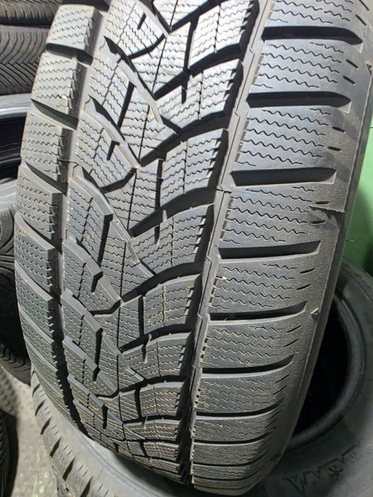 2 бр зимни 225/60/18 Dunlop дот 23г