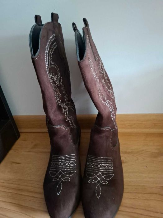 Cizme maro cu broderie