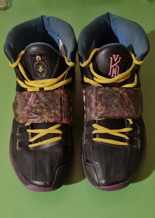 Фирменные кроссовки