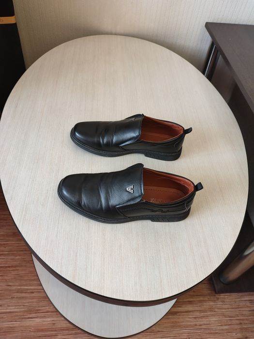 Продам туфли на мальчика 38 размер.