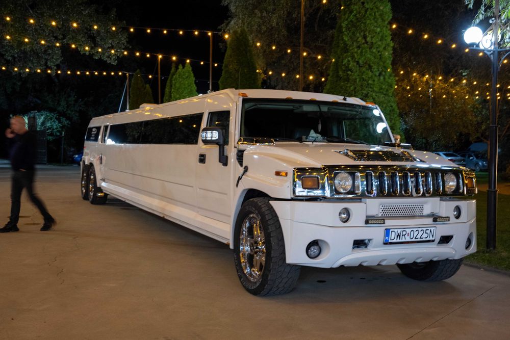 Inchiriez Limuzina Hummer Cadillac Limuzina de inchiriat